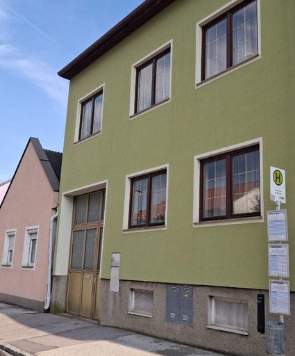 25 Bushaltestellte vorm Haus Moosbrunn