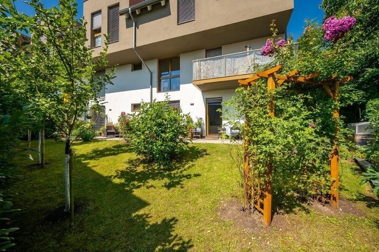 16 Garten im Sommer ETW 3004