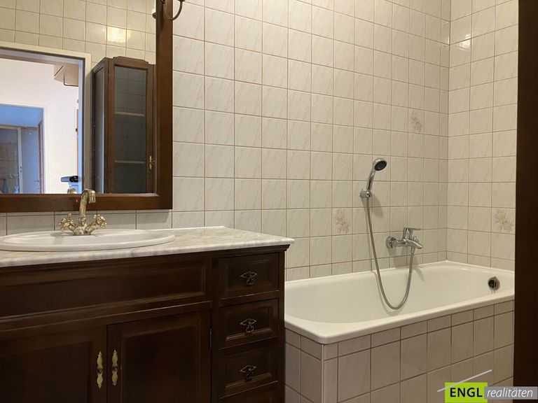 Badezimmer mit Badewanne