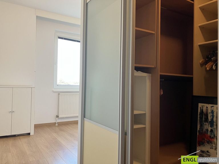 Schlafzimmer mit Schrankraum