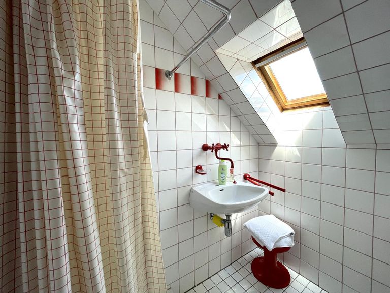 Badezimmer mit Dusche - Obergeschoss