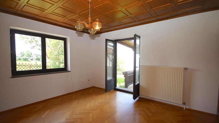 Wohnzimmer mit Ausgang zur Terrasse