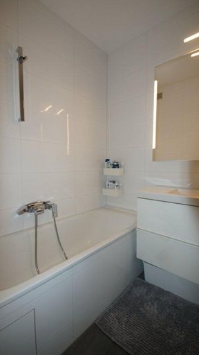 17 Badezimmer mit Badewanne ETW 1220
