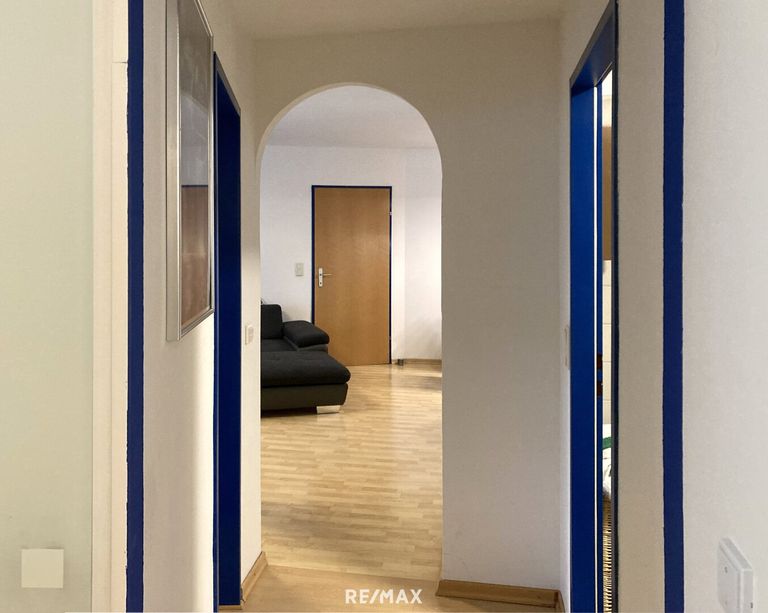 Blick Richtung Wohnzimmer und Vorzimmer