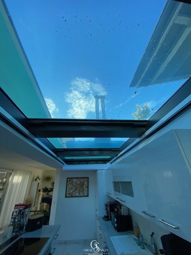 Pool mit Glasboden - aus Sicht von der Küche