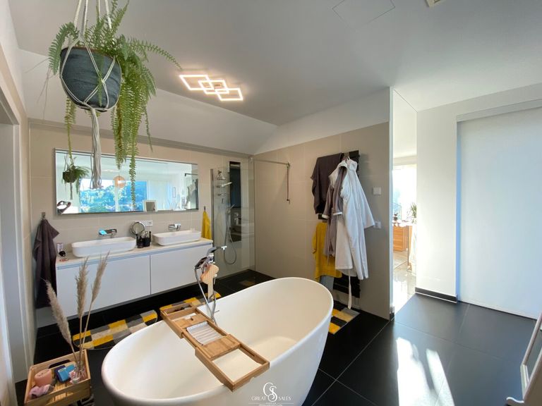 Badebereich mit freistehender Badewanne