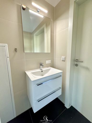 Badezimmer 2 - mit WC, Waschbecken und Dusche