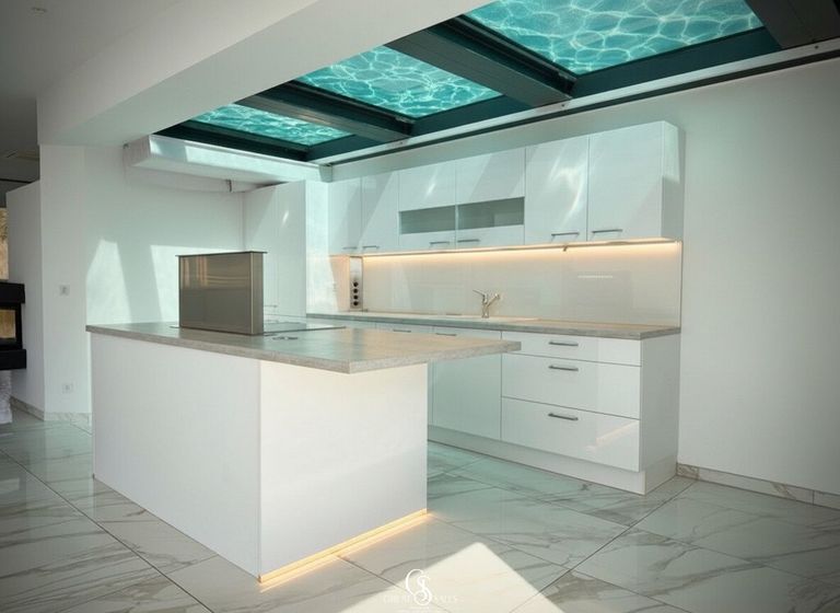 Küchenzeile mit Glasdecke zum Pool auf der Dachterrasse
