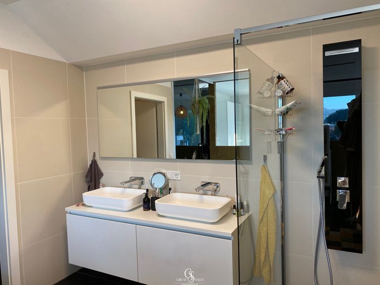 Bad mit zwei Waschbecken und Dusche