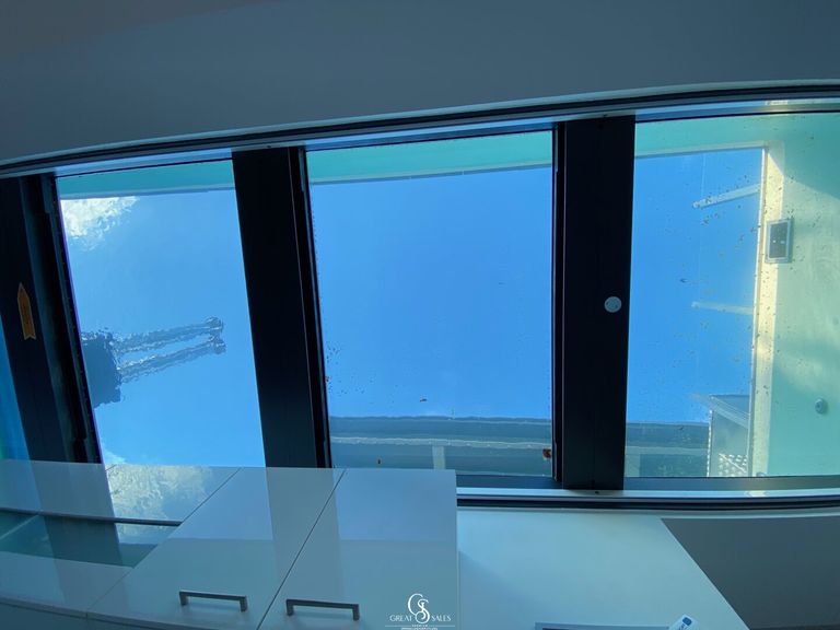 Pool mit Glasboden - aus Sicht von der Küche