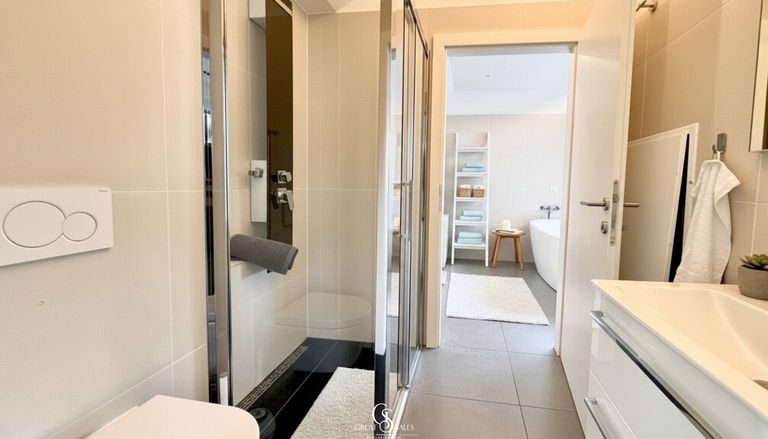 Zweites Badezimmer mit Dusche und WC