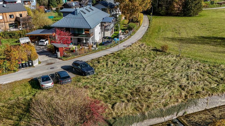 Parkplatzbereich + Eigengärten