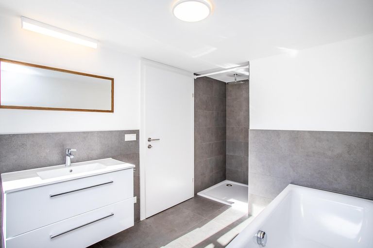 Badezimmer mit Badewanne und Dusche...