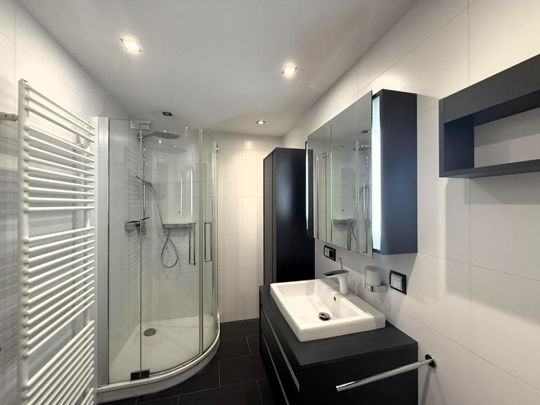 Bad mit DU, WM-Anschl, Spots, Spiegelkasten