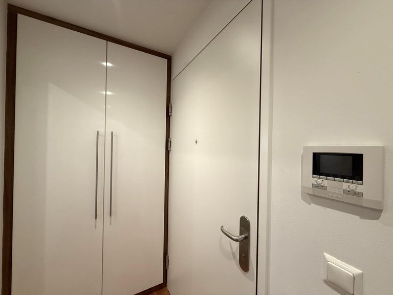 Wohnungseingang / Einbaugarderobe / Deckenspots