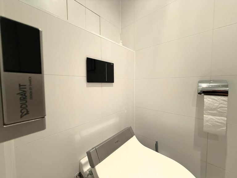 Toilette mit Waschfunktion / Deckenspots