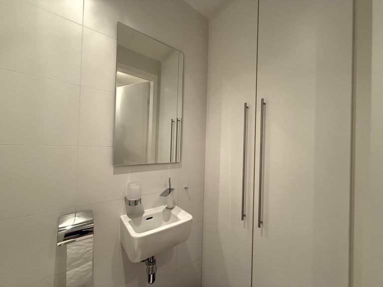 Toilette mit Waschfunktion / Deckenspots
