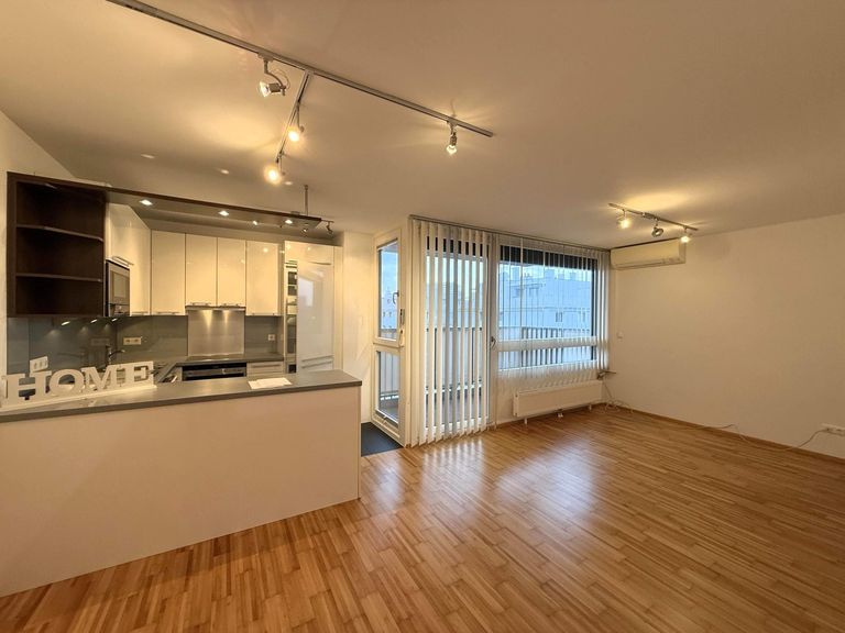 Wohn- / Essküche, klimatisiert / Deckenleuchten