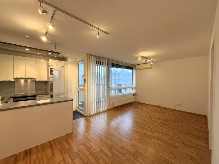 Wohn- / Essküche, klimatisiert / Deckenleuchten