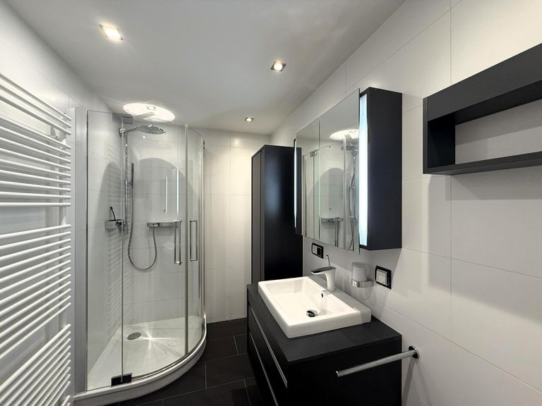 Bad mit DU, WM-Anschl, Spots, Spiegelkasten