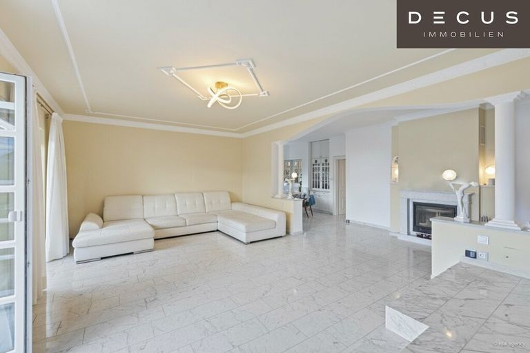 Der offenen Wohnraum mit Blick zu Essplatz und Küche