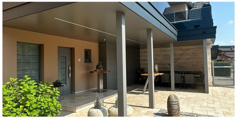 überdachter Eingang