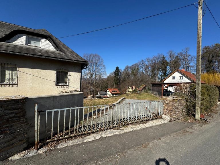 Straße mit Einfahrt