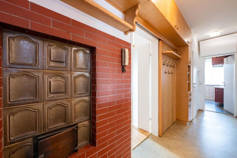 Vorraum mit Kachelofen