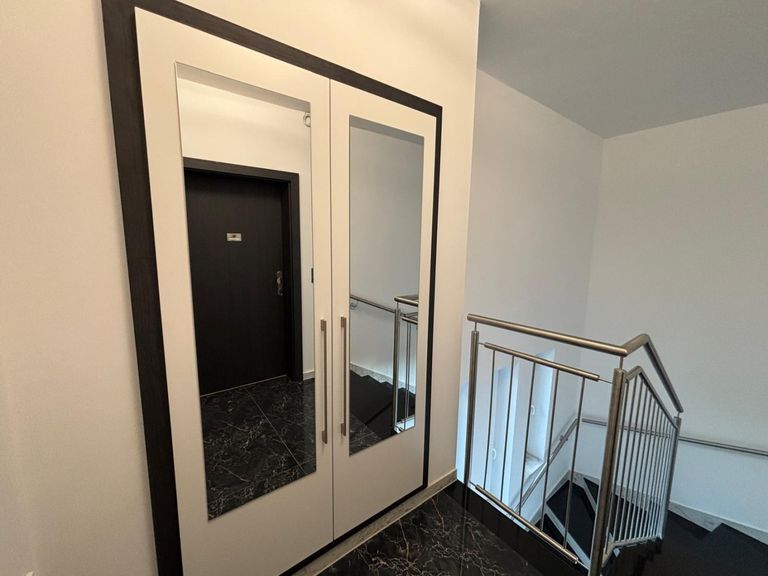 Stiegenhaus OG Wohnungseingang