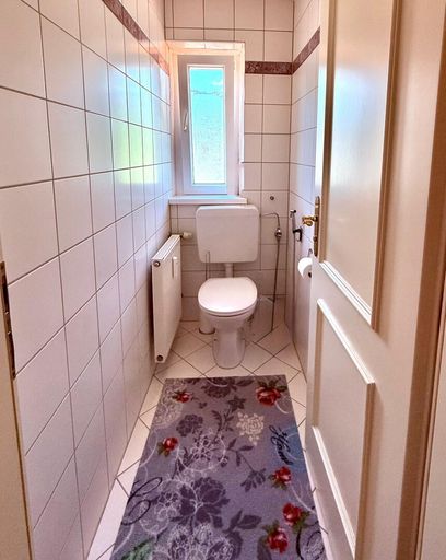 Separates WC mit Fenster