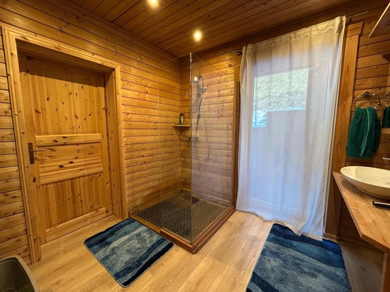 Badezimmer mit Dusche