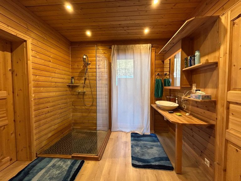 Badezimmer mit Dusche