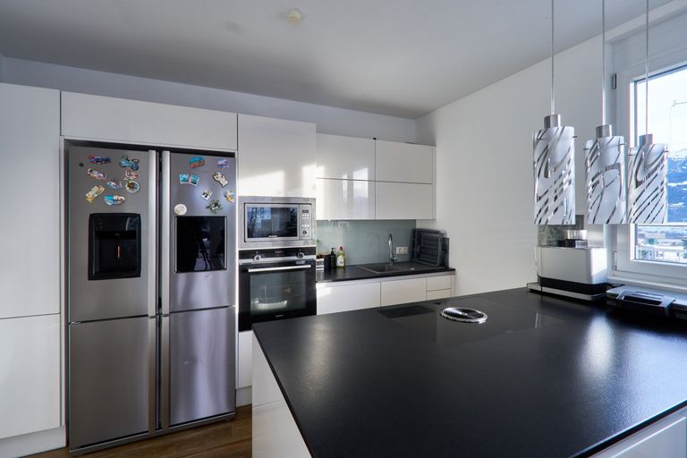 Küche mit Steinarbeitsplatte