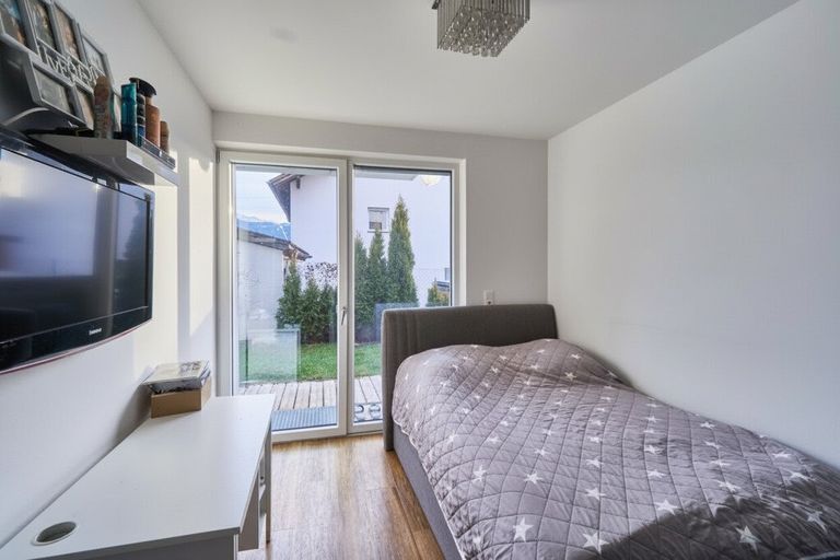 Zweites Kinderzimmer mit Ausgang zum Garten