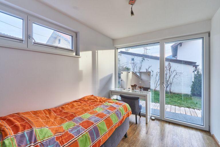 Erstes Kinderzimmer mit Zugang zum Garten