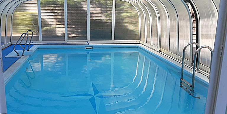 überdachter Pool
