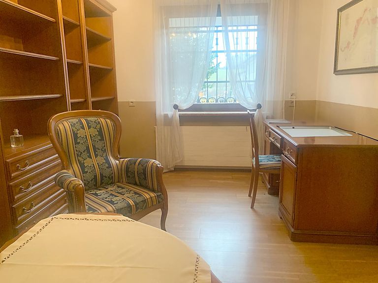 Büro oder Eßzimmer