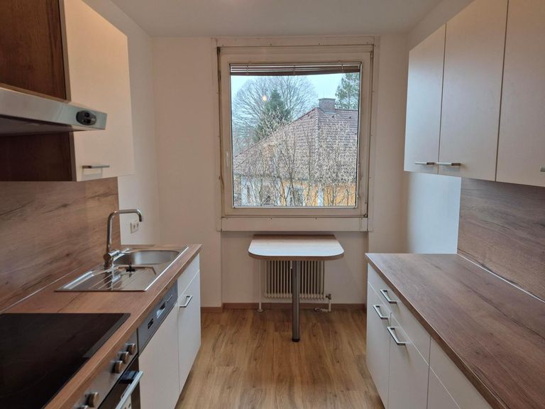 Küche mit kleinem Esstisch