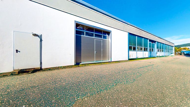 Toreinfahrt mit geschlossenem Tor