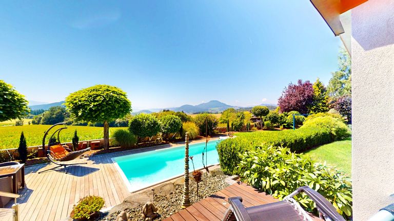 Blick in den Garten von der Terrasse