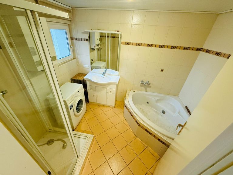 OG Bad mit Wanne & Dusche