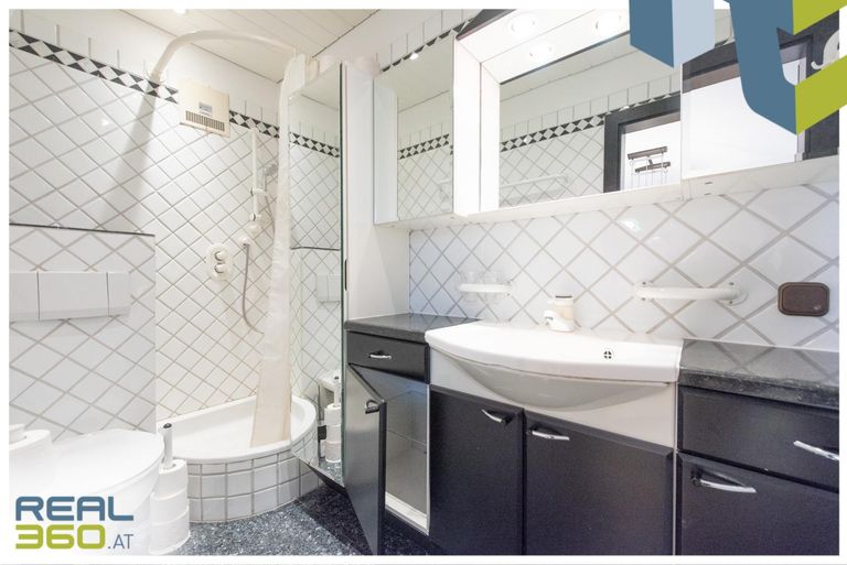 Badezimmer mit WC im Dachgeschoss