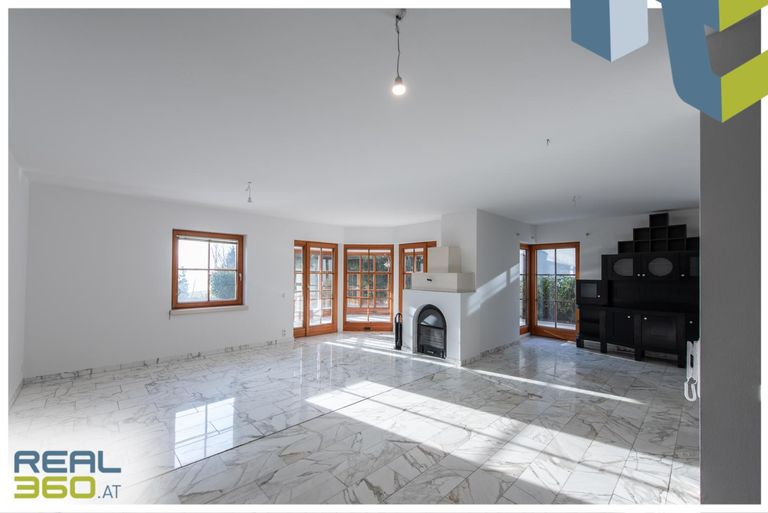 Wohnzimmer mit offenem Kamin