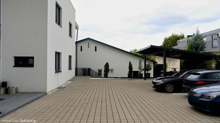 PARKPLÄTZE & CARPORT