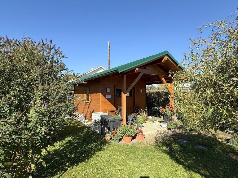 eigener Garten mit Holzhaus