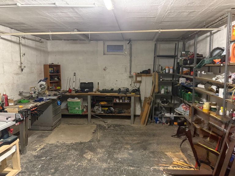 Werkstatt mit Ausgang in den Garten neu