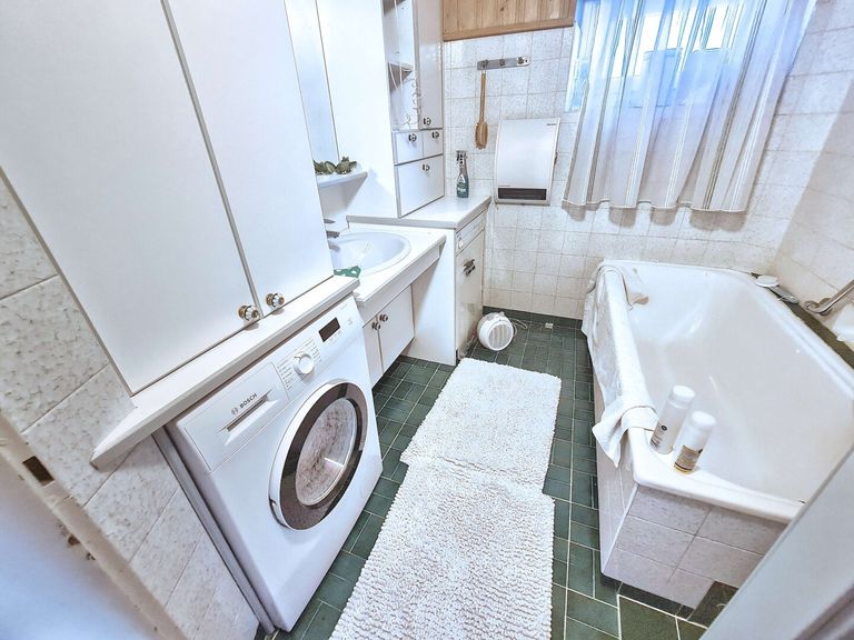 Badezimmer mit Wanne und Fenster