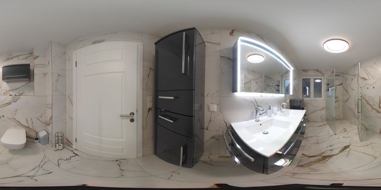 Badezimmer mit Dusche und WC im OG