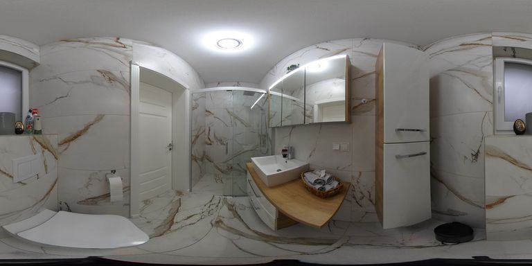 Badezimmer mit Dusche und WC im EG