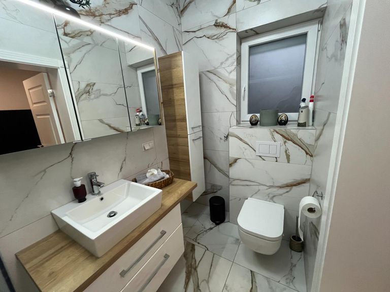 Badezimmer mit Dusche und WC im Erdgeschoss